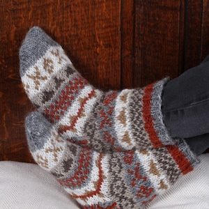 Handgestrickte Sofasocken für Damen Fair Isle Socken 100% Wolle Handgefertigte Fair Isle Socken Gemütliche Loungewear Socken Pachamama Grey Mix