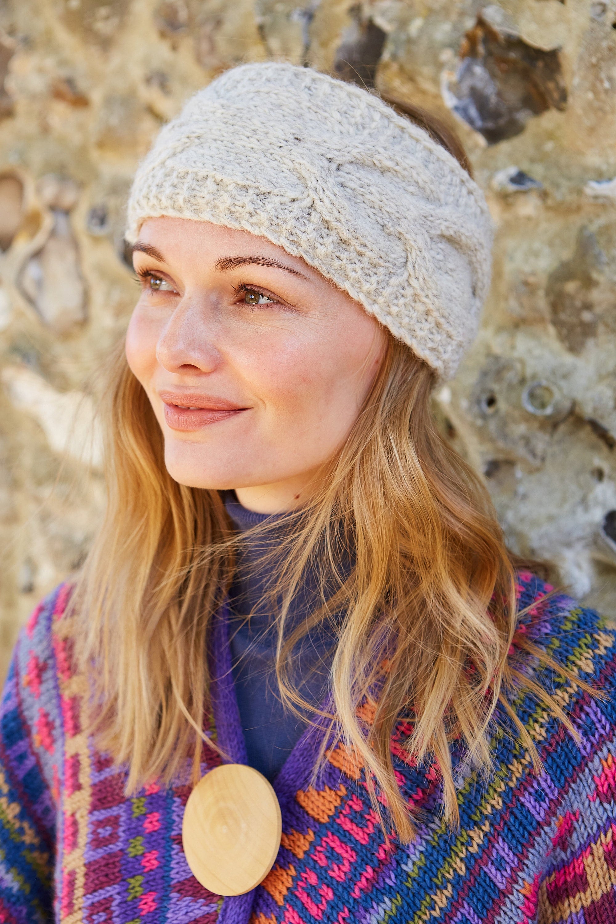 Bonnet à fleurs pour femme Bonnet d'hiver Tricoté à la main 100 % laine  Bonnet en tricot torsadé classique Vêtements éthiques Doublure polaire  Pachamama -  France