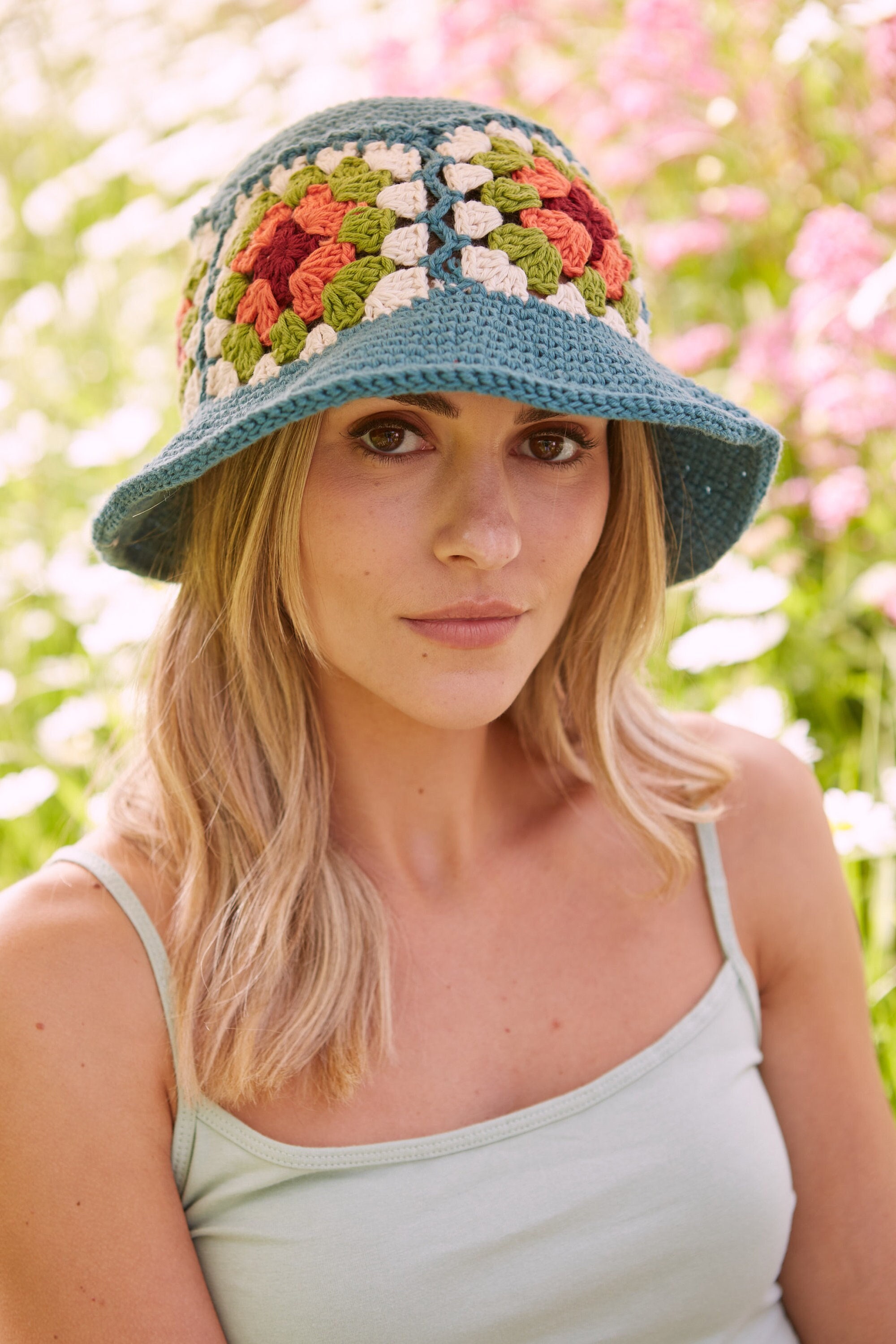 Cappello A Secchiello All'Uncinetto Per Donna - Motivo Floreale - Tesa Larga - Protezione Solare Estiva - Colori Vari