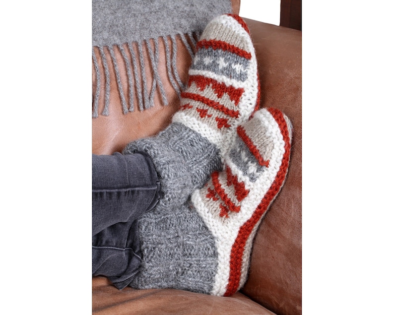Handgestrickte Fair-Isle-gefütterte Sofasocken 100 % Wolle Slipper-Socken ethische Kleidung grob gestrickt Fair Trade Pachamama Grey