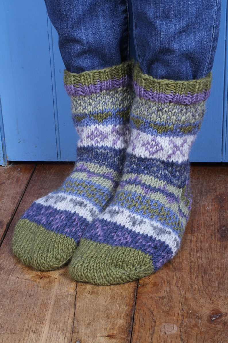 Handgestrickte Sofasocken für Damen Fair Isle Socken 100% Wolle Handgefertigte Fair Isle Socken Gemütliche Loungewear Socken Pachamama Olive