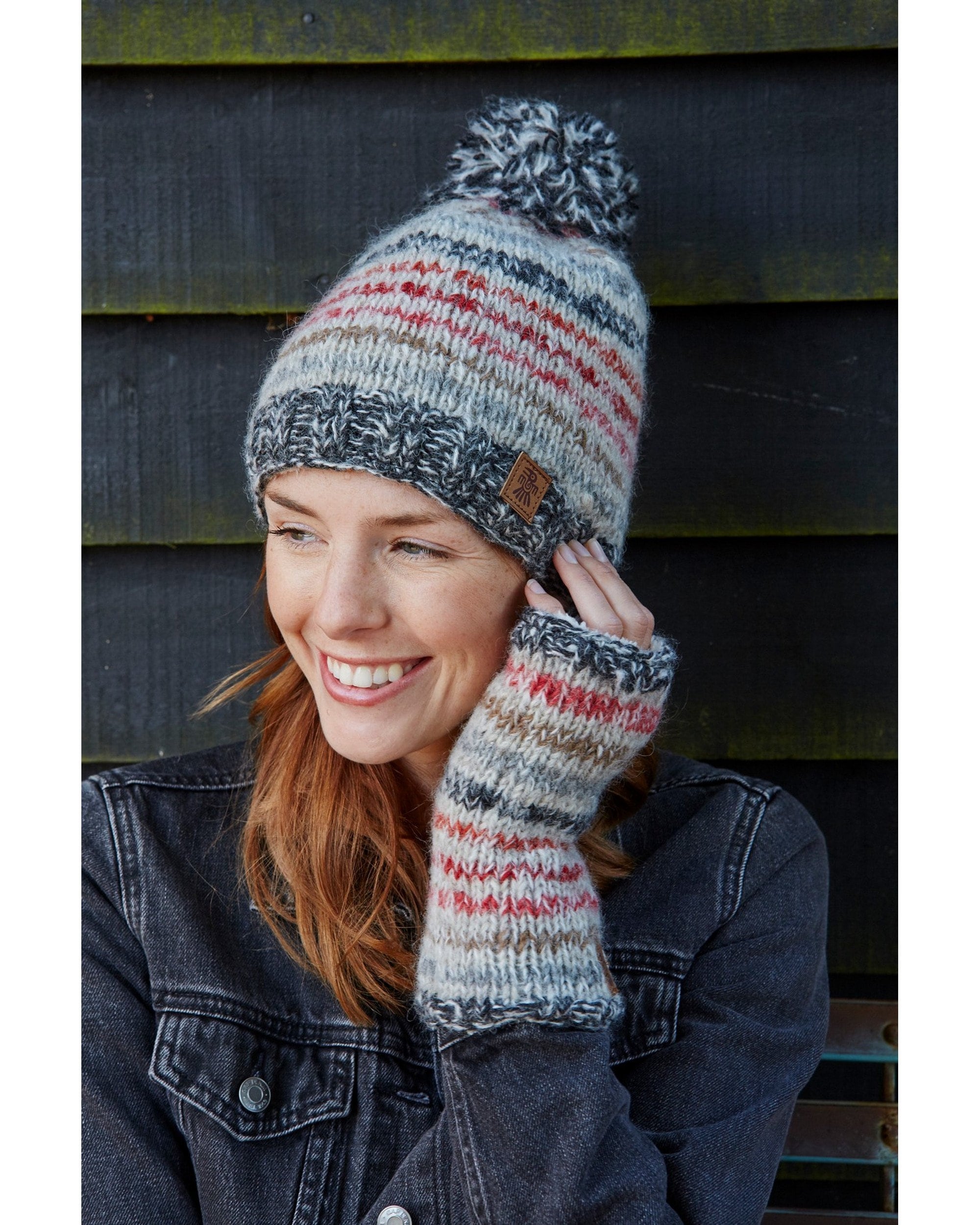 Gorro de invierno de lana y mohair a rayas rojas de comercio justo para mujer, gorro con pompón, diadema, guantes sin dedos, forro polar sherpa color tierra ahumado.