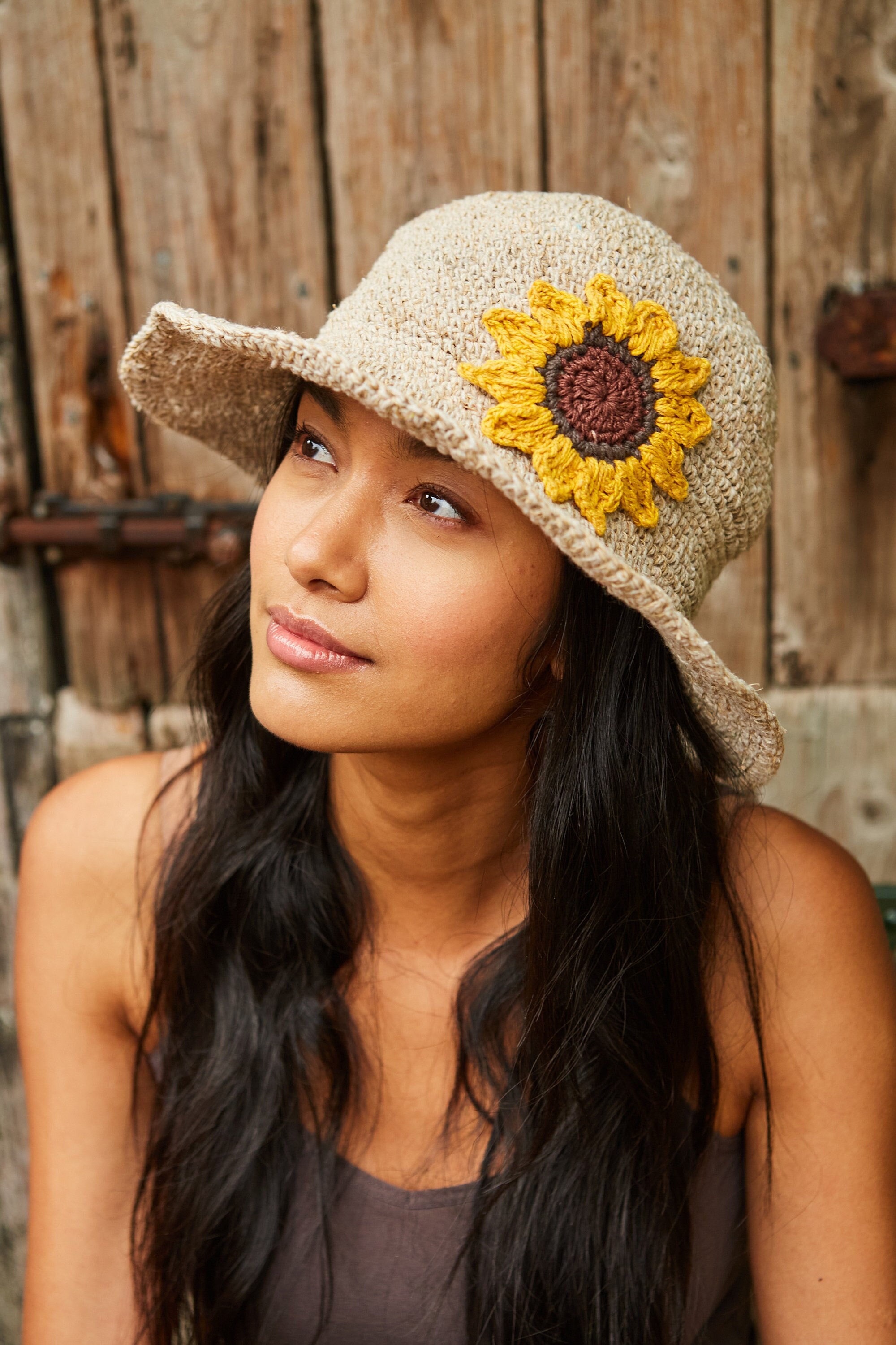 帽子 SIDE STRAP FLOWER KNIT CAP SIDE STRAP FLOWER KNIT CAP 鍵編みのニットキャップ。 耳当ての
