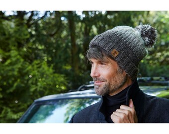 Bonnet à pompon tricoté à la main pour homme, 100 % laine non teinte, toutes les couleurs naturelles, chapeau d'hiver chaud, design doublé terreux, doublé polaire, commerce équitable