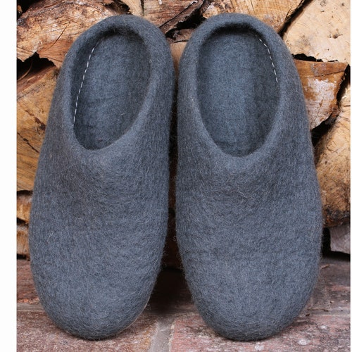 Classic men's warm handmade felt slippers in spruceBy Pachamama 