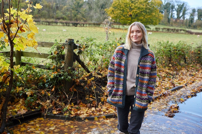 Damen-Cardigan handgestrickt Fair-Isle-Cardigan Strickkragen 100 % Wolle Fair Isle Natur Grün Denim Pachamama Bild 9