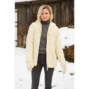 Frauen Hand gestrickte Kapuzenpullover. 100% Wolle außen. Voll mit Fleece gefüttert, Reißverschluss über die gesamte Länge. Taschen. Creme, Haferflocken, Grau