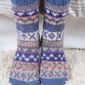 Handgestrickte Sofasocken für Damen Fair Isle Socken 100% Wolle Handgefertigte Fair Isle Socken Gemütliche Loungewear Socken Pachamama Jacaranda