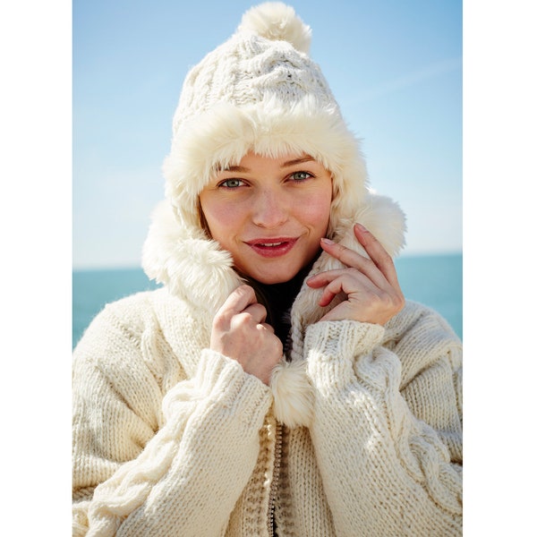 Sweat à capuche tricoté à la main pour femme. Extérieur 100 % laine. Entièrement doublée de polaire, bordure en fausse fourrure autour de la capuche. Fermeture éclair sur toute la longueur. Poches zippées. Couleur crème.