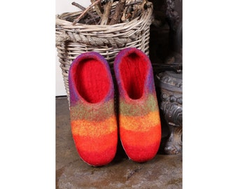 Pantuflas de amanecer de fieltro a mano para mujer, 100% lana, hermosos colores cálidos del atardecer, hechas a mano, comercio justo, rayas suaves, pantufla acogedora, suela de gamuza