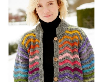 Può includere: Un cardigan grigio con un motivo a chevron arcobaleno. Il cardigan ha bottoni in legno e un collo alto.