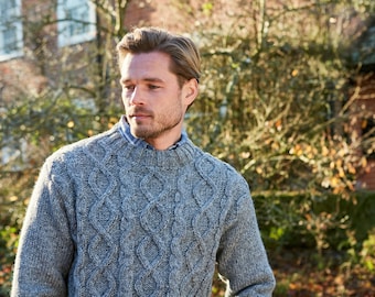 Herren-Aran-Strickpullover – Grauer Strickpullover – Herren-Strickpullover mit Zopfmuster – Zopfmuster-Pullover – Traditioneller Zopfmuster-Pullover – Ungefüttert – Pachamama