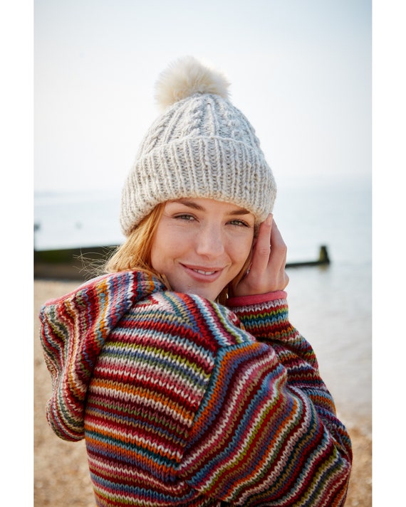 Bonnet en maille torsadée à pompon