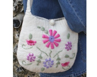 Fair gehandelte, handgefilzte Schultertasche. Gefilzte Wolltasche mit hübschen handgestickten Blumen und Blättern, Creme und Denim, Filzkugelverschluss.