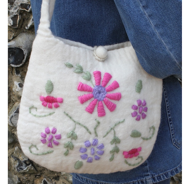 Commerce équitable, sac à bandoulière feutré à la main. Sac en Laine Feutrée avec de Jolies Fleurs et Feuilles Brodées Main, Crème et Denim, Fermeture Boule en Feutre.