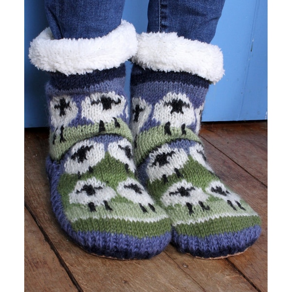 Handgestrickte Schaf gefütterte Hausschuhe Socken mit Wildledersohle, Fair-Trade-Lamm-Tier-Design, 100% Wolle, Sherpa Fleece gemütliche, bequeme Haussocken