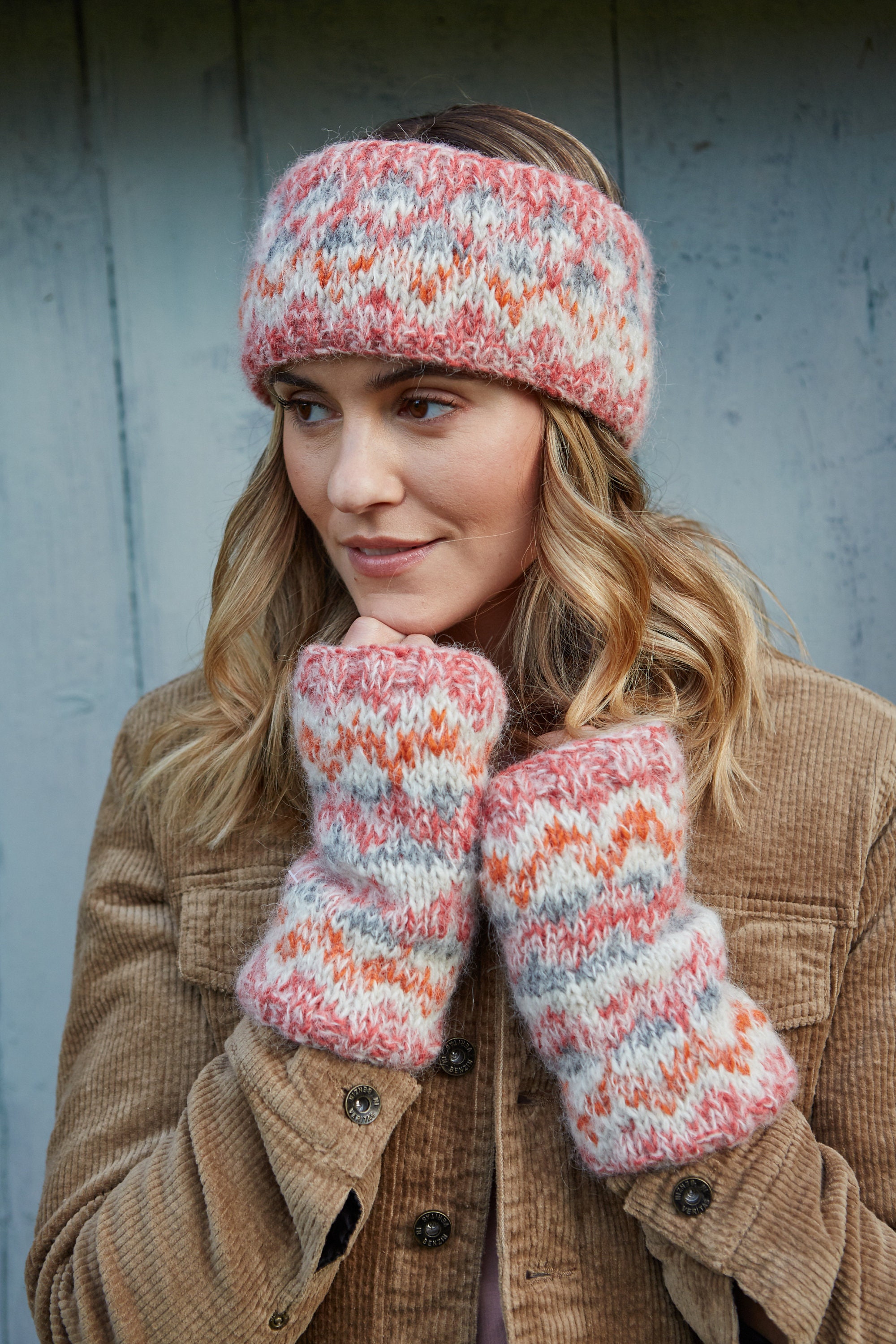 レディース ニット ピンク ピーチ ボブル ビーニー - 心地よいハンド  