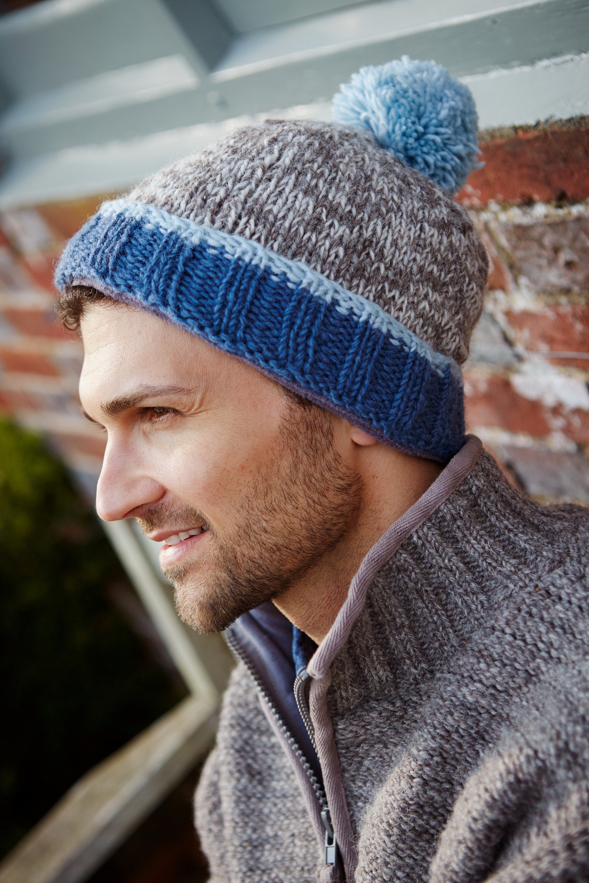 Gorro con pompón tejido a mano para hombre, 100 % lana, hilo jaspeado de  dos tonos, cálido gorro de invierno, tierra roja, azul, raya cuadrada,  forro polar, comercio justo -  España