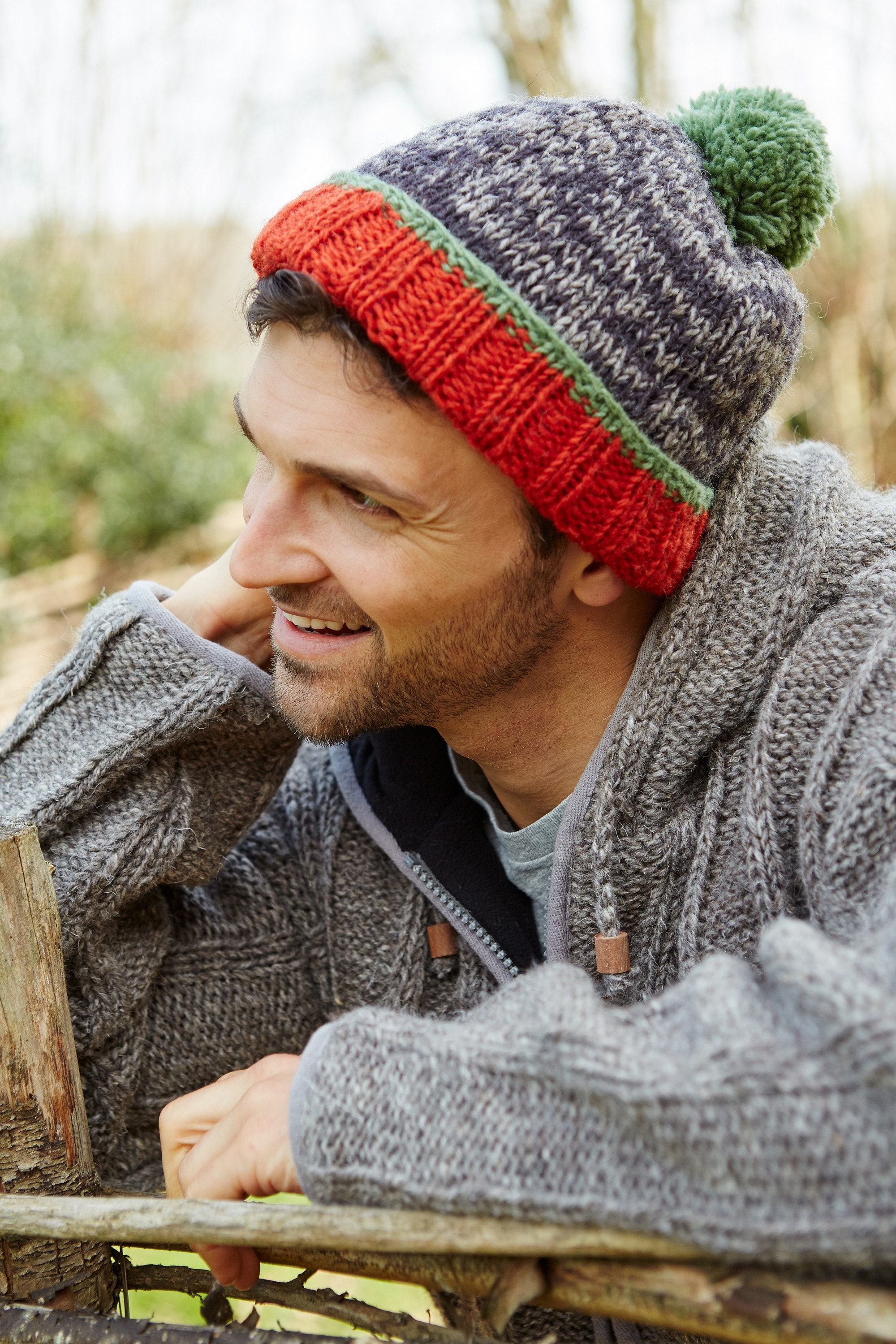 Gorro con pompón tejido a mano para hombre, 100% lana, diseño de contraste  de color, cálido gorro de invierno, colores alegres surtidos, forro polar,  comercio justo -  España