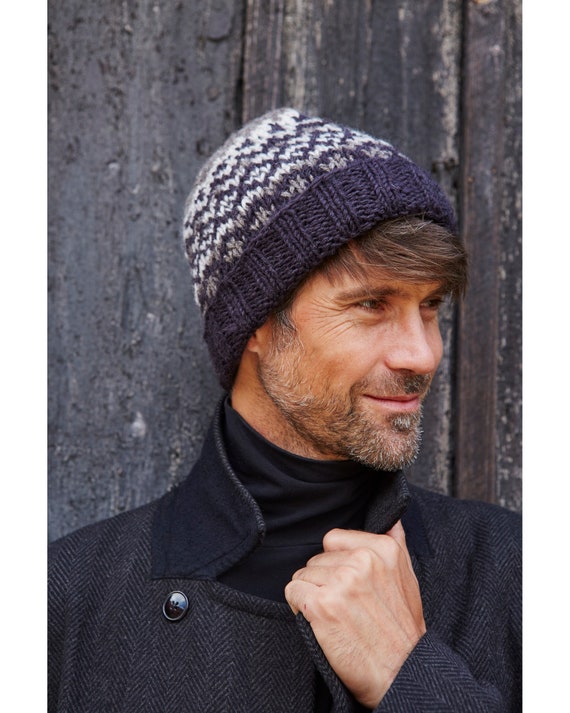 Homme portant un bonnet de laine type aviateur et veste d'hiver