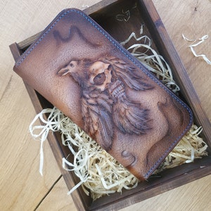 Cartera con cremallera decorada con calavera y cuervo
