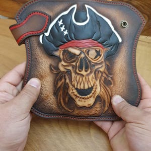 Cartera de cuero con forma de calavera pirata y concho elaborado con monedas antiguas reales