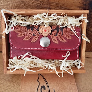 Portefeuille en cuir pour femme fait main avec motif floral en relief et concho mexicain