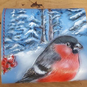 Carteira compacta Bullfinch em relevo - Design exclusivo de floresta de inverno - Fecho vintage para moedas - Compartimentos para cartões e moedas