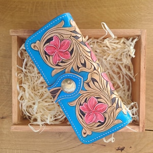 Cartera de piel repujada artesanal – Cartera de mano con estampado floral y diseño botánico azul y rosa – Cartera estilo western para mujer