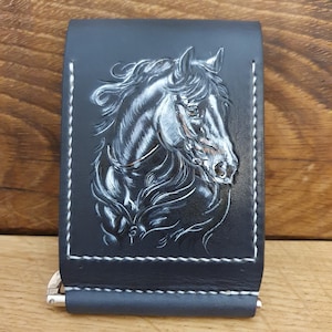 Pequeña billetera de cuero con clip para billetes decorada con un caballo
