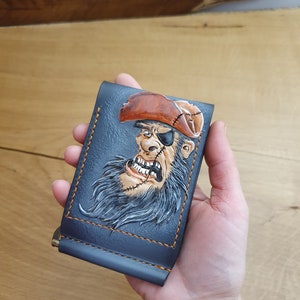 Pequeña billetera de cuero con clip para billetes, decorada con un pirata