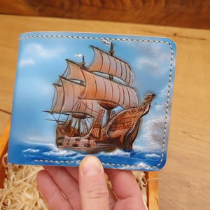 Cartera plegable de cuero con motivos náuticos y veleros