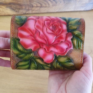 Cartera pequeña de piel tallada en rosa para mujer.