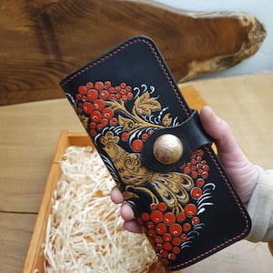 handgearbeitete Damen-Lederbörse, punziert mit Blumenmuster, Portemonnaie mit Concho aus echter alter Münze