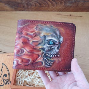 Lebendige, rotbraune, zweifach faltbare Brieftasche mit Totenkopf-Design - künstlerischer Prägung