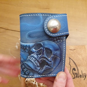 Einzigartige kompakte blaue Lederbrieftasche - Oktopus- und Schädel-punzierte Kunst mit echten Münzakzenten