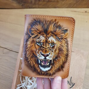 Cartera de piel con grabado de león