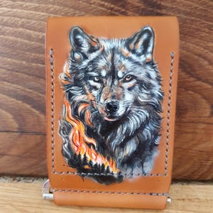 kleine Geldklammer aus Leder mit punziertem Wolf