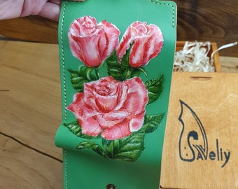 Portafoglio in pelle verde: decorazione con rose dipinte a mano