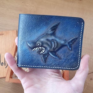 Elegante billetera de piel con estampado de tiburón: compacta y práctica