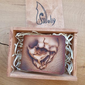 Cartera plegable de piel repujada con calavera: compartimento espacioso para billetes, monedas y tarjetas