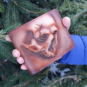 Cartera de cuero hecha a mano con una calavera grabada