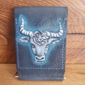 kleine Geldklammer aus Leder mit punziertem Stier