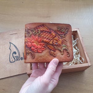 Cartera plegable de cuero repujado, cartera con diseño de pez koi, cartera única