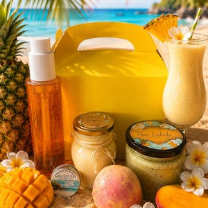 Peut inclure: Une boîte cadeau jaune entourée d'un ananas, d'un flacon pompe à liquide orange, d'un petit pot avec ficelle, d'un pot Pina Colada, d'une boisson tropicale avec tranche d'ananas et fleur, d'une demi-mangue, d'un fruit de la passion et de fleurs de frangipanier.