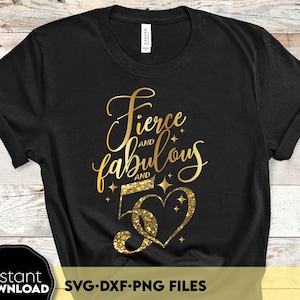 Peut inclure: T-shirt noir avec un texte en paillettes dorées qui dit "Fierce and Fabulous and 5".