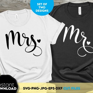Op de afbeelding: Twee t-shirts, één wit en één zwart, met de woorden "Mrs." en "Mr." in een cursief lettertype. Elk shirt heeft een klein hartje. De afbeelding bevat de tekst "Set of Two Designs" en "Instant Download".