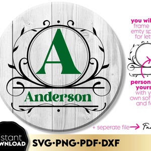 Könnte beinhalten: Ein rundes Holzschild mit weißem Holzmaserungshintergrund. Das Schild zeigt einen grünen Buchstaben "A" in einem schwarzen Kreis, darunter der Name "Anderson". Schwarze Verzierungen und der Text "Instant Download SVG PNG PDF DXF" sind ebenfalls vorhanden.