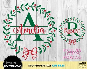 Op de afbeelding: Een digitaal ontwerp met twee kerstkransen met de namen Amelia en Robert in een gesplitste monogram-stijl. De kransen zijn groen met rode bessen en een rode strik. De tekst "Bevat letters van A tot Z" is ook in het ontwerp opgenomen.