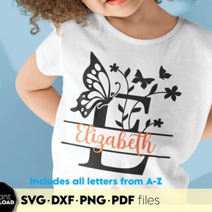 Peut inclure: Un t-shirt blanc avec un motif de papillon noir et de fleurs. Le papillon est partiellement à l'intérieur de la lettre "E" qui fait partie du nom "Elizabeth". Le texte "Includes all letters from A-Z" et "SVG. DXF. PNG. PDF files" est sous le motif.